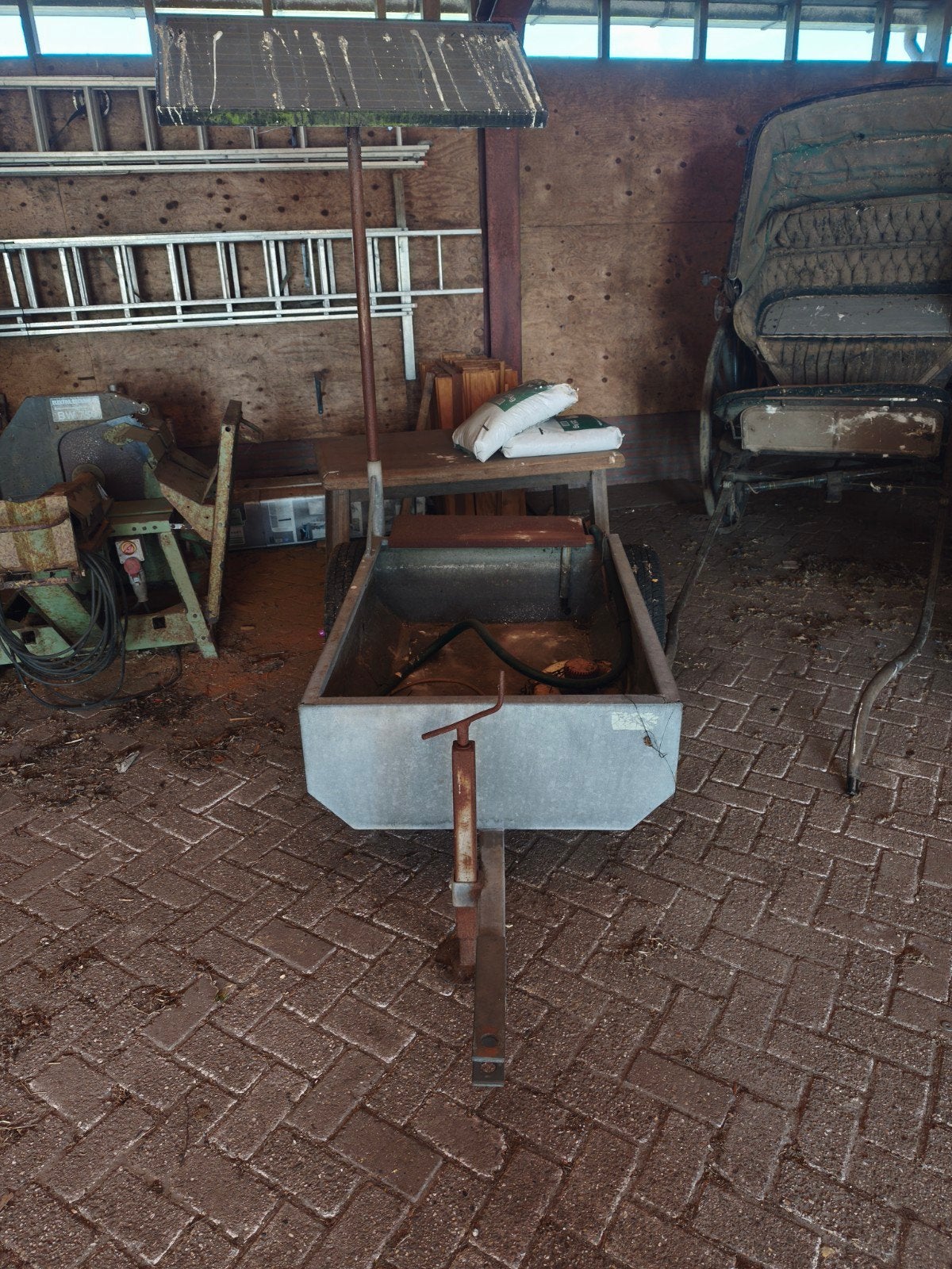 Waterbak met zonnepaneel, Toebehoren