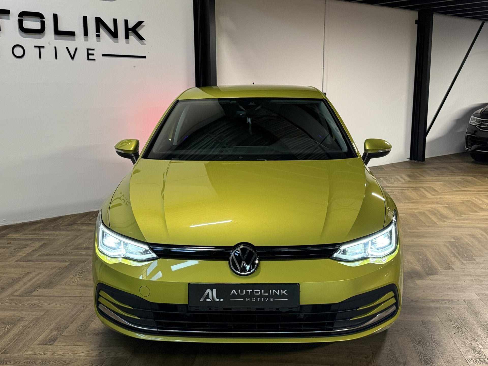 Volkswagen Golf 1.5 TSI Highline|DSG|IQLIGHT|KEYLESS|CAM, Auto's, Dealer onderhouden, Zwart, 150 pk, Geel