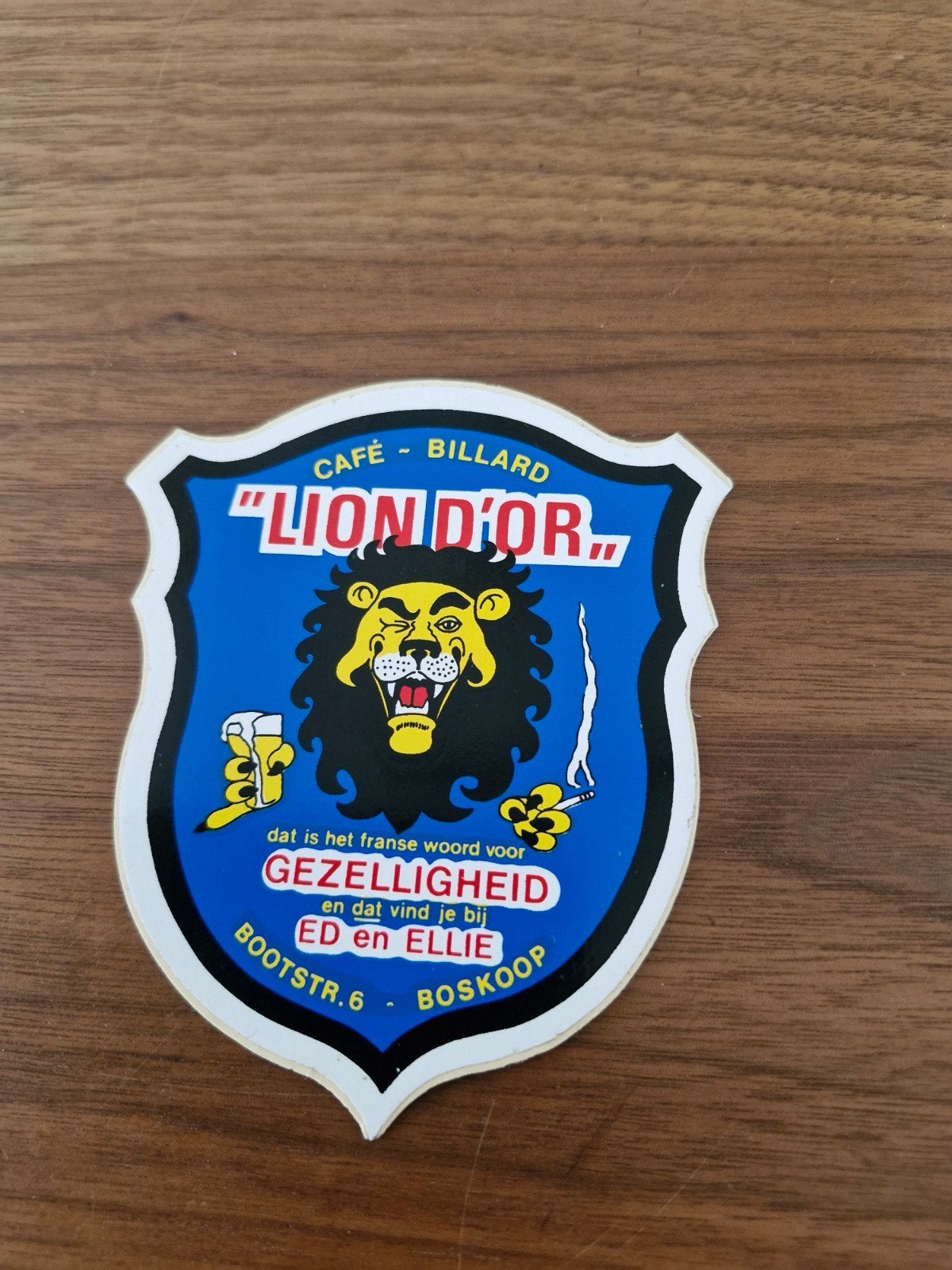 9906 Vintage sticker Café Billard "Lion d'Or" Boskoop, Ophalen of Verzenden, Gebruikt, Bedrijf of Vereniging