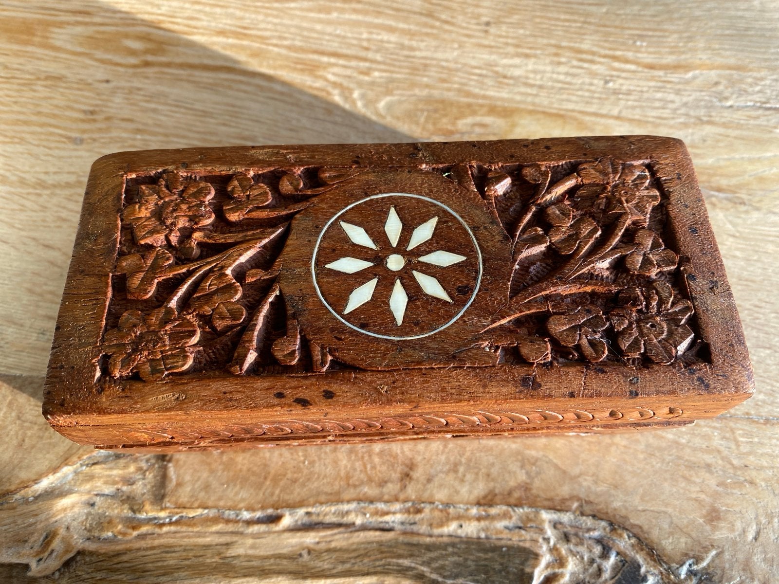 Handgesneden houten doosje (postzegels) met inlegwerk, Ophalen of Verzenden