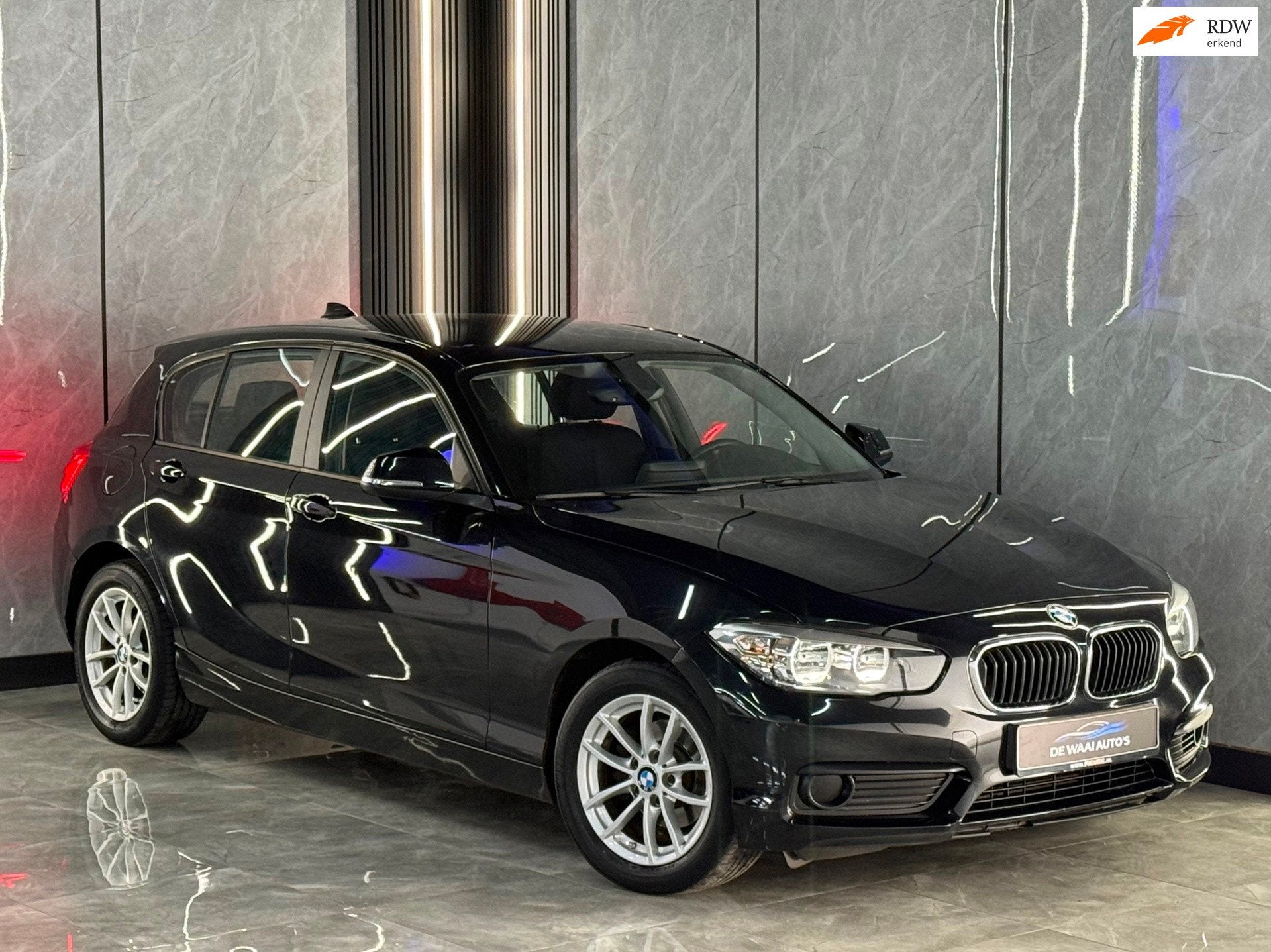BMW 1-serie 116d Sport Automaat | Stoelverwarming | LED | Pa, Auto's, Gebruikt, Traction-control, 116 pk, Zwart