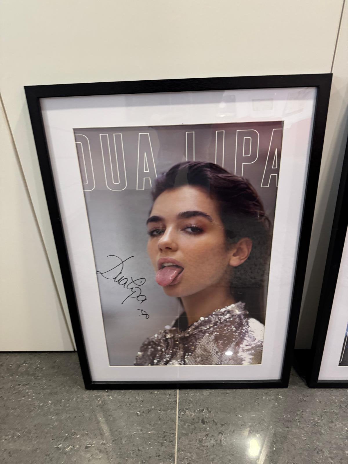 Dua Lipa Debut 2 originele gesigneerde concertposter, Ophalen of Verzenden, Zo goed als nieuw, A1 t/m A3, Met lijst