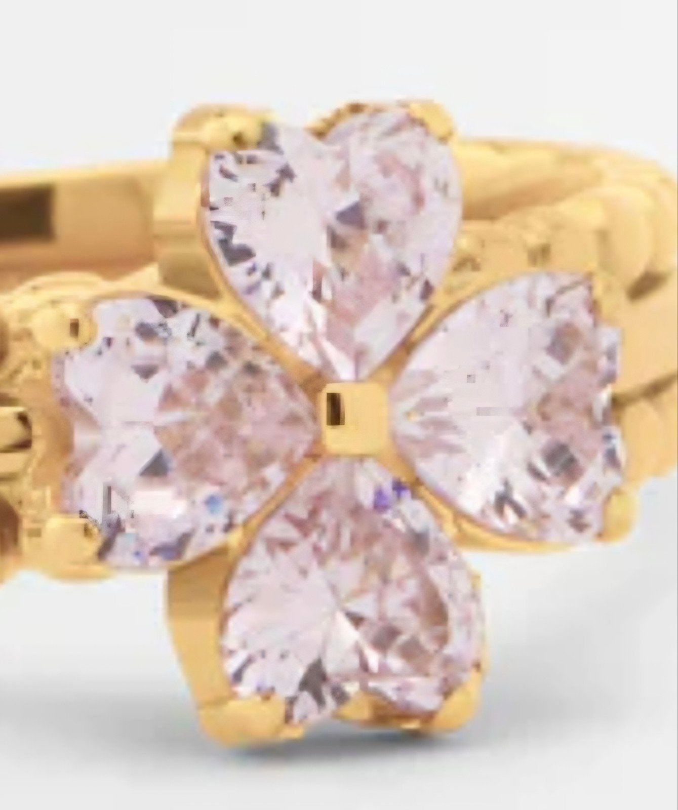Verloren in Blijdorp gouden klaver vier met roze edelstenen, Sieraden, Tassen en Uiterlijk, Ringen, Ophalen of Verzenden, 17 tot 18