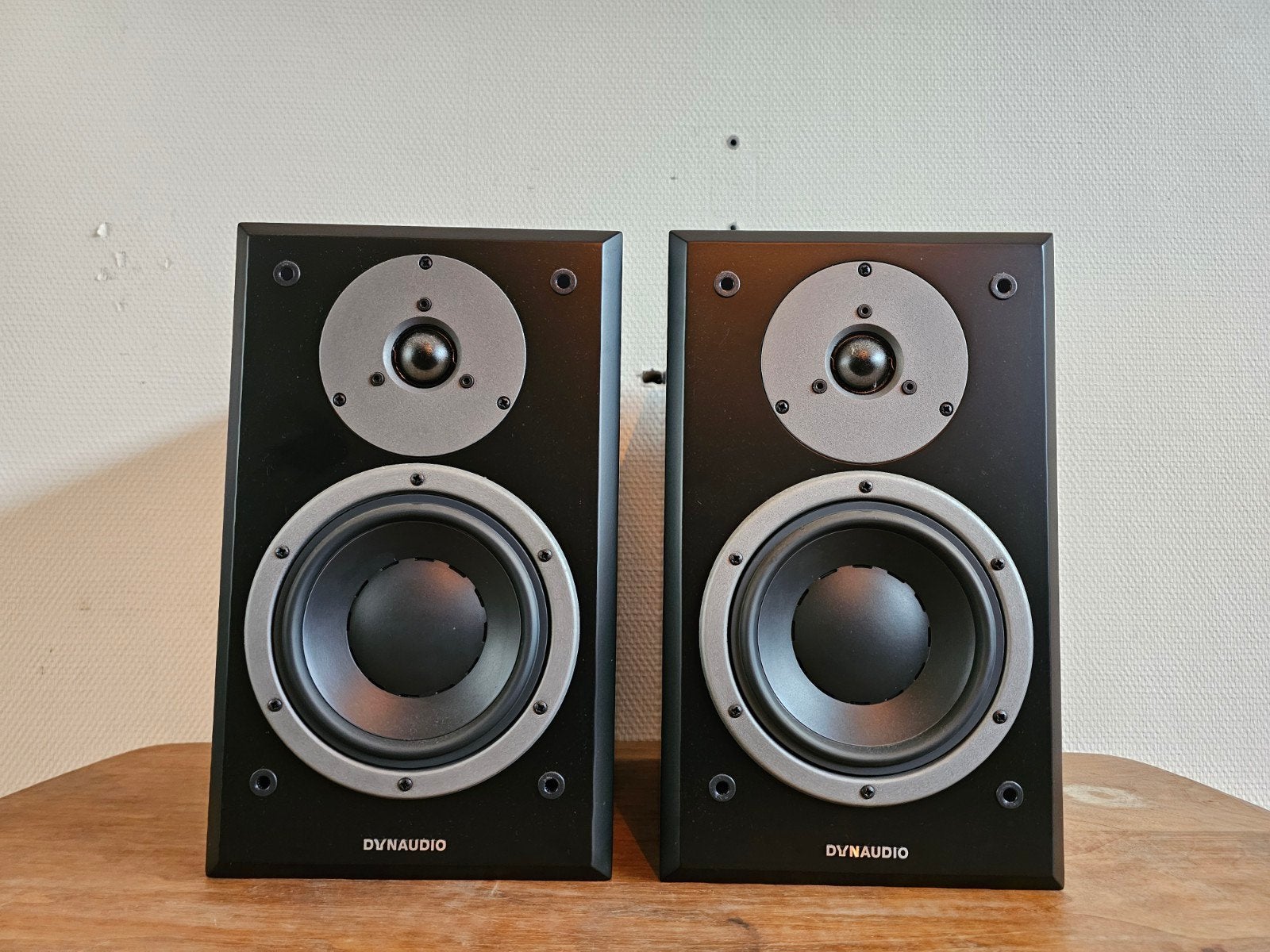 Sublieme Dynaudio Emit M20 Luidsprekers in uitmuntende staat, Zo goed als nieuw, Geschikt voor surround/home cinema, Boekenplank luidspreker