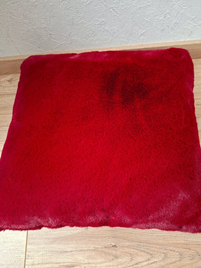 1 Kussens rood/bordeauxrood vacht, Huis en Inrichting, Ophalen, Overige merken, Vierkant, Nieuw