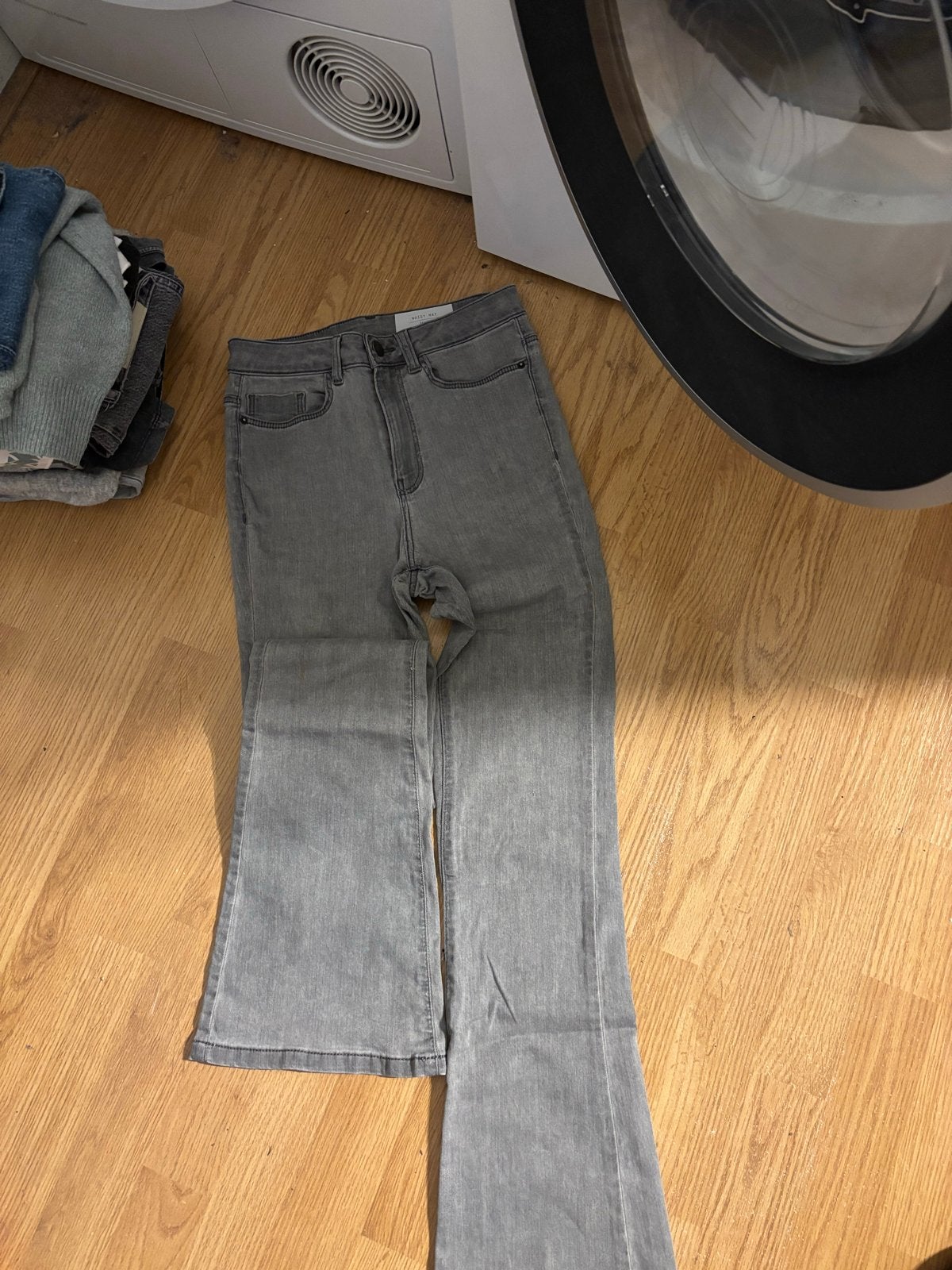 Noisy May Sallie flared jeans - Grijs - Maat 27/32, Kleding | Dames, Spijkerbroeken en Jeans, Ophalen of Verzenden, Gedragen, Grijs