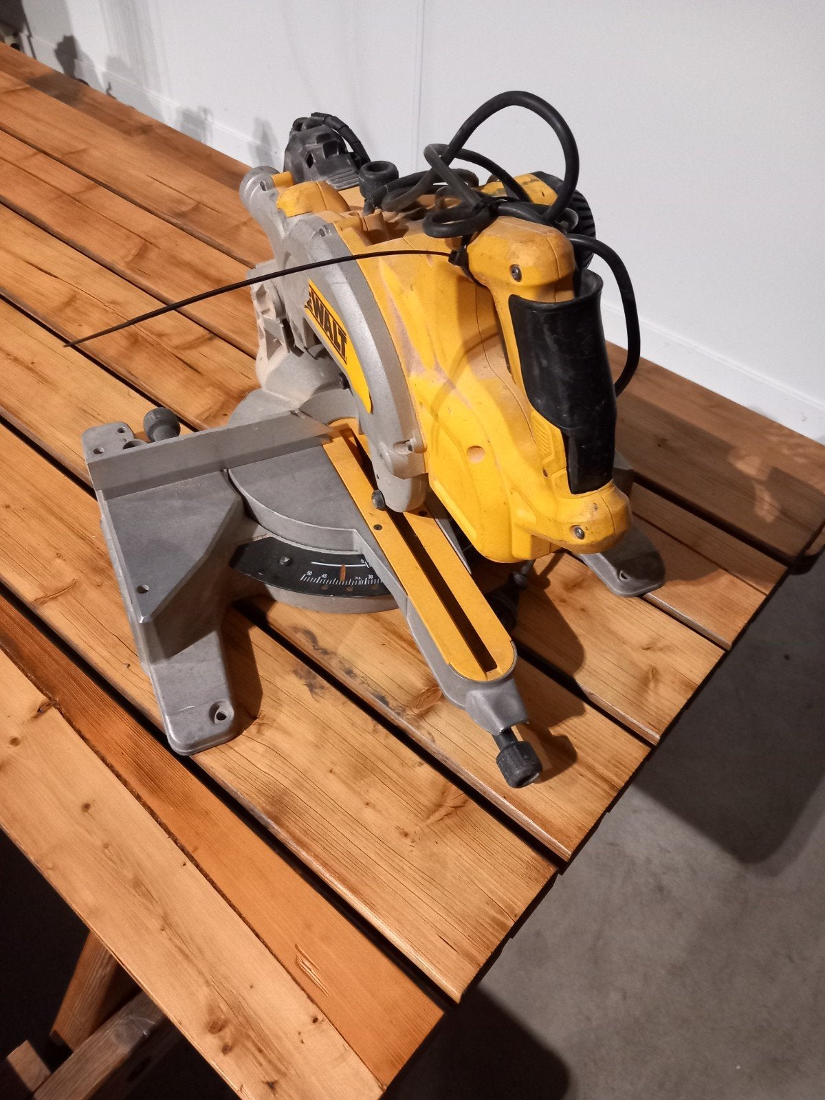 DeWalt DWS777 Afkortzaag - Goed Werkend, Doe-het-zelf en Verbouw, Gereedschap | Zaagmachines, Ophalen of Verzenden, Gebruikt, Afkortzaag