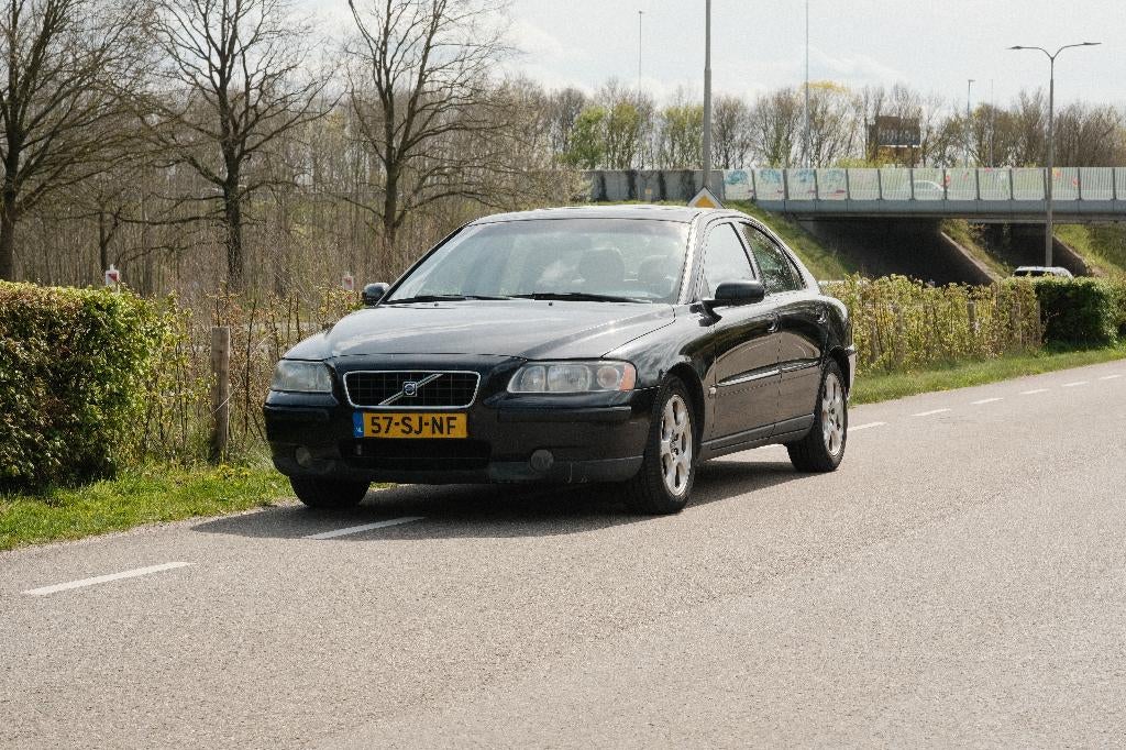 Volvo S60 2.4 140PK 2006 Zwart (APK tot 2 juni 2027), Auto's, Volvo, Voorwielaandrijving, Beige, Zwart, 75 €/maand