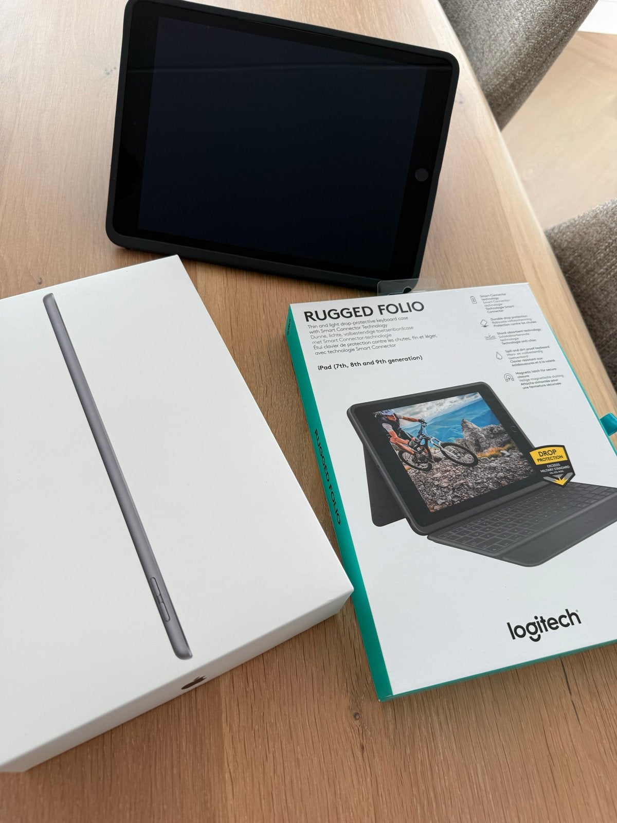 Apple iPad (9e generatie) 64GB Spacegrijs met Logitech toets, Computers en Software, Apple iPads, Apple iPad, Zo goed als nieuw