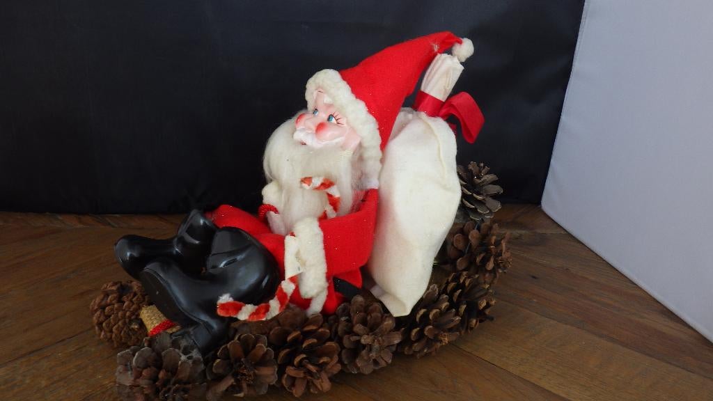 mooie kerstman in slee van denneappels, Ophalen of Verzenden, Gebruikt