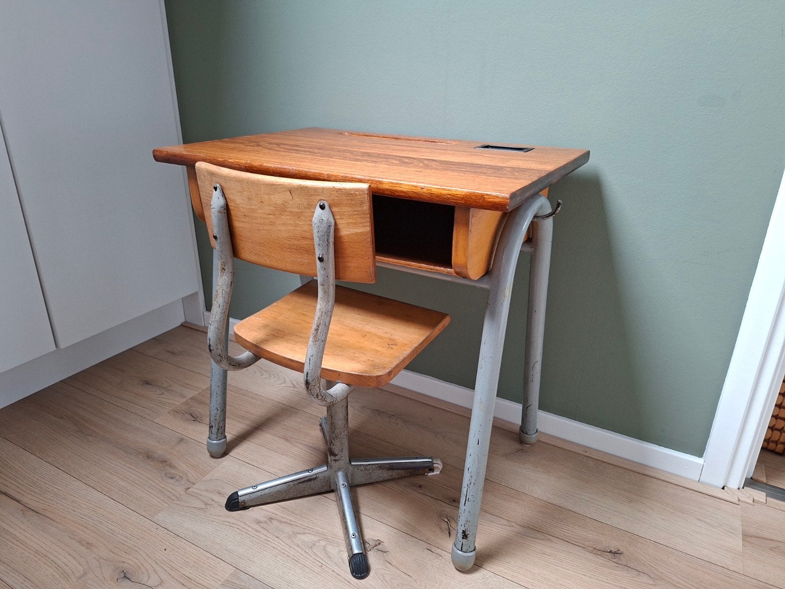 Vintage schoolbankje/ bureau met stoel - Hout en metaal, Ophalen