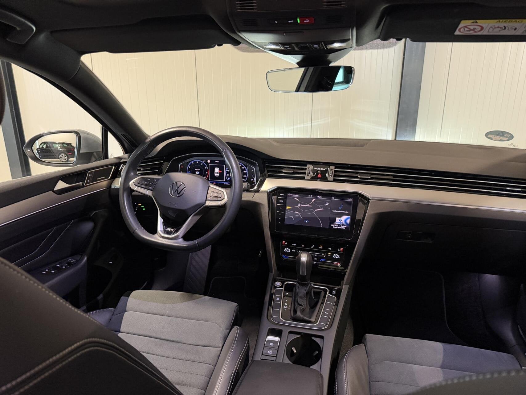 Volkswagen Passat 1.5 TSI R-Line Business + Pano Virtual H&K, 4 cilinders, 150 pk, Bedrijf, 1600 kg