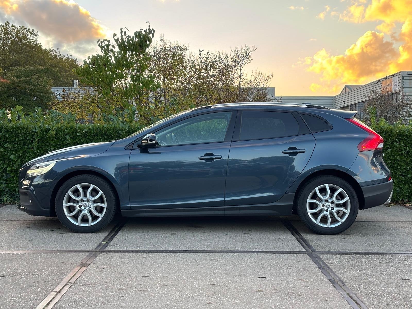 Volvo V40 Cross Country 1.5 T3 Polar+ Luxury |AUTOMAAT|PANO|, Auto's, 4 cilinders, 700 kg, Blauw, 154 pk