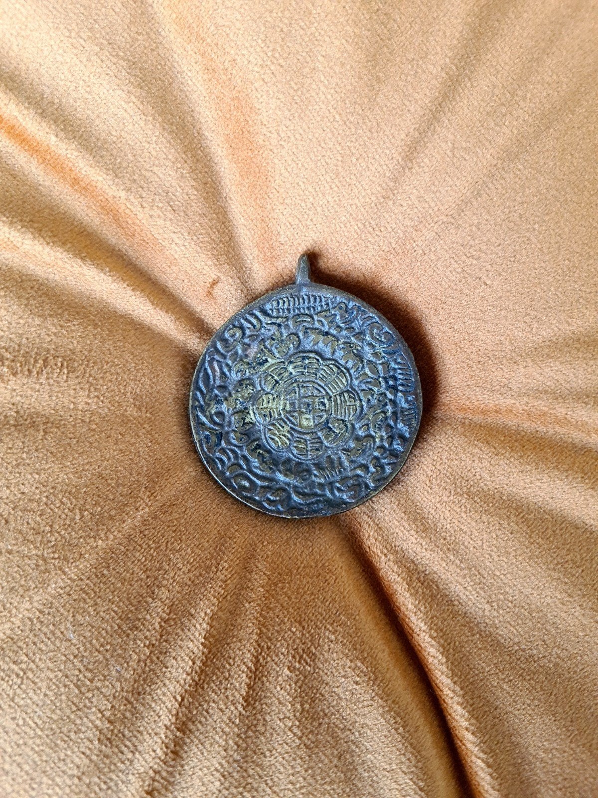 Tibetaanse melong amulet / hanger van messing, Ophalen of Verzenden