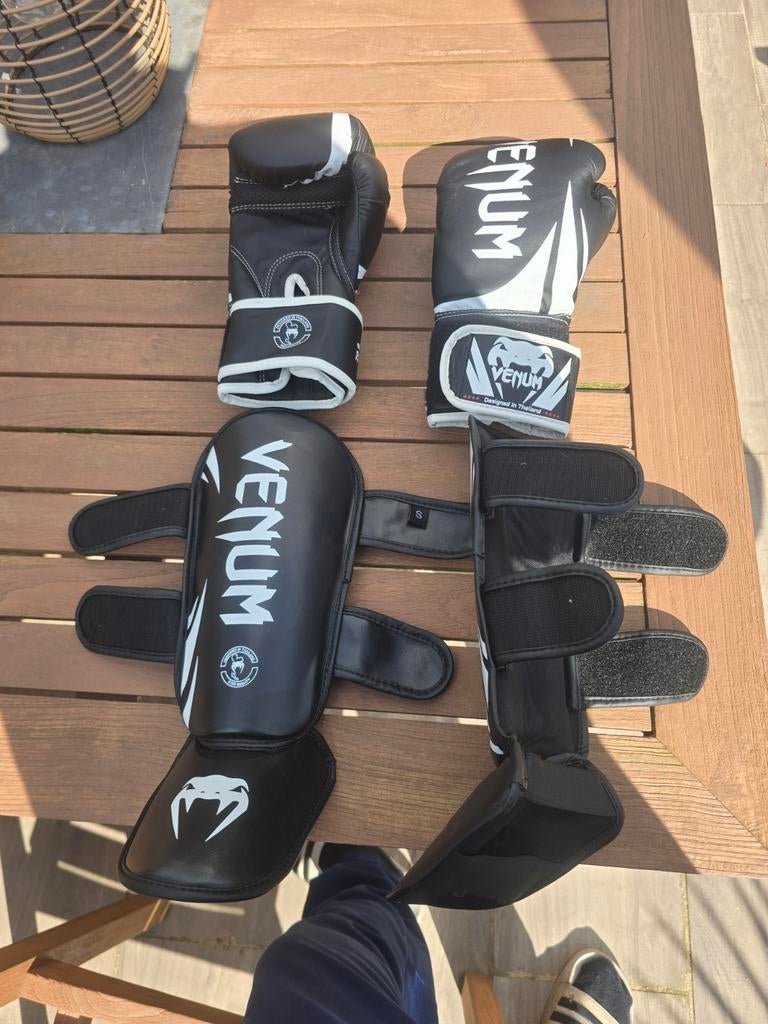 Venum Kinder Bokshandschoenen en Scheenbeschermers Set, Ophalen, Nieuw, Bokshandschoenen