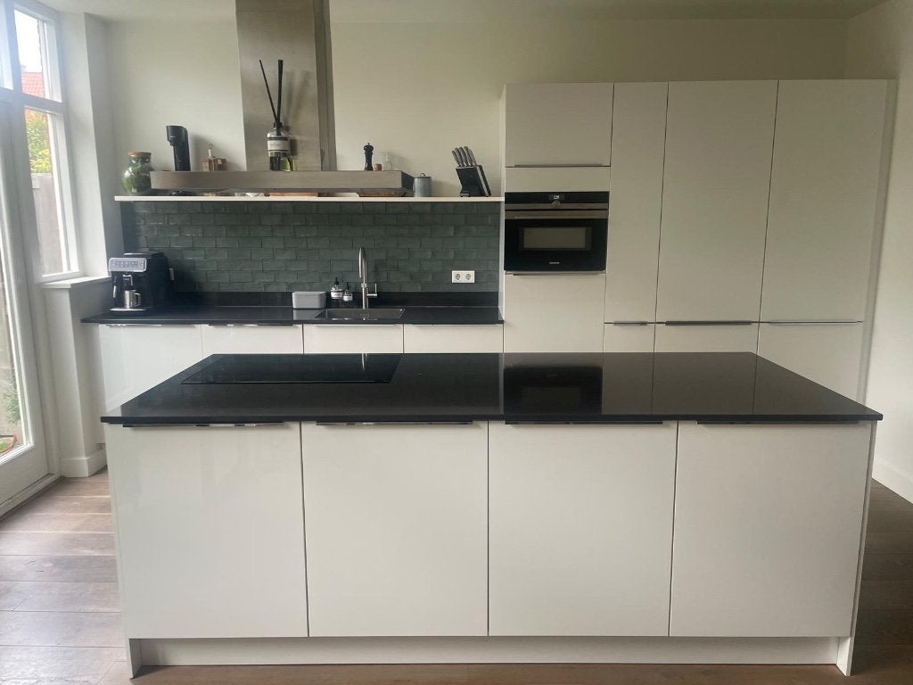 keuken met eiland en apparatuur, Ophalen, Gebruikt, Wit, Composiet