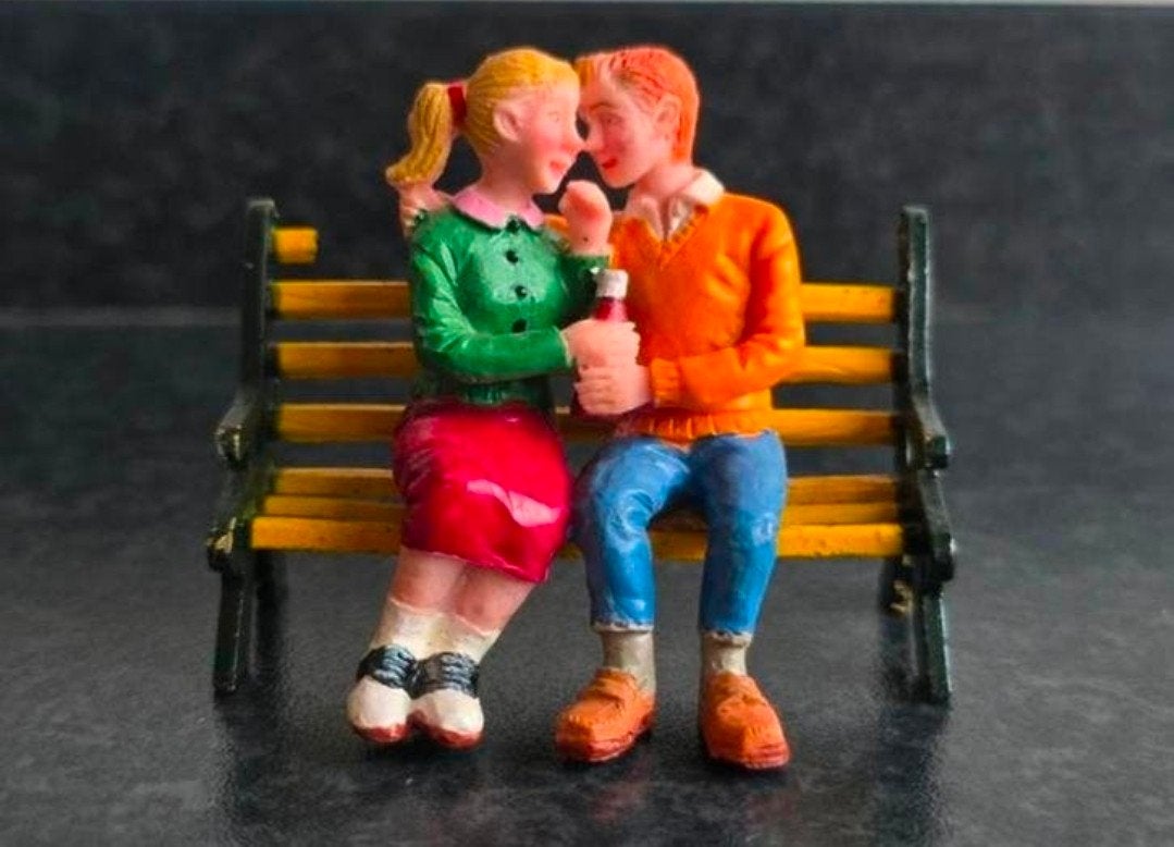 Lemax retired carnival Teens sharing soda kerstdorp, Diversen, Kerst, Ophalen of Verzenden, Gebruikt
