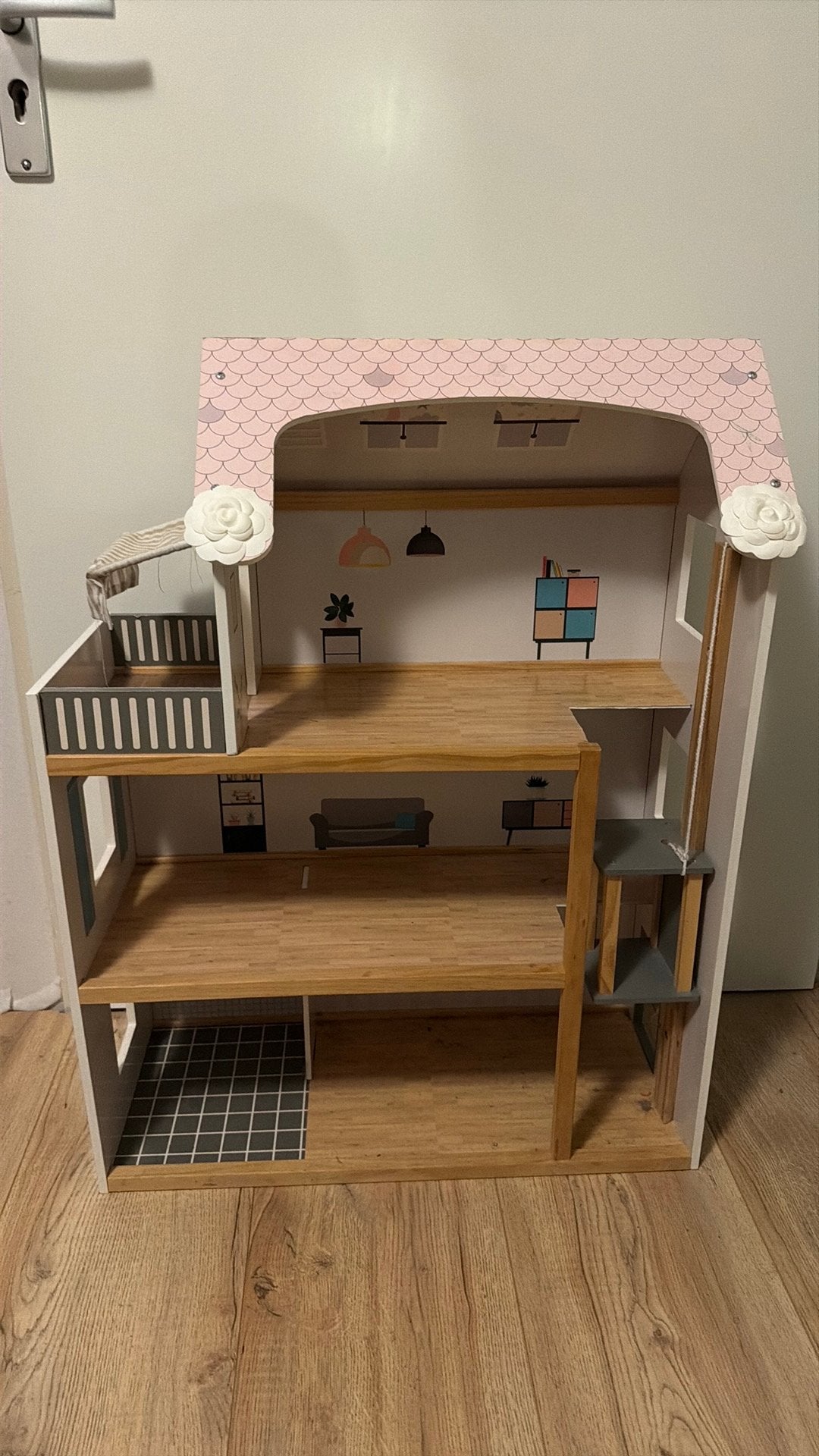 Groot en modern houten poppenhuis met balkon, Kinderen en Baby's, Speelgoed | Poppenhuizen, Ophalen of Verzenden, Zo goed als nieuw