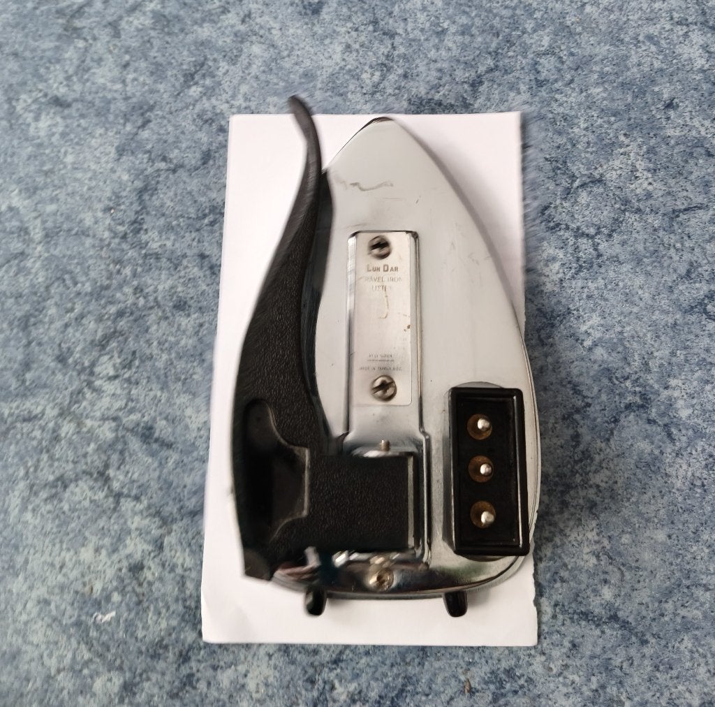 Vintage reisstrijkijzer 220V en 110V € 12,50, Ophalen of Verzenden, Gebruikt, Strijkijzer met snoer