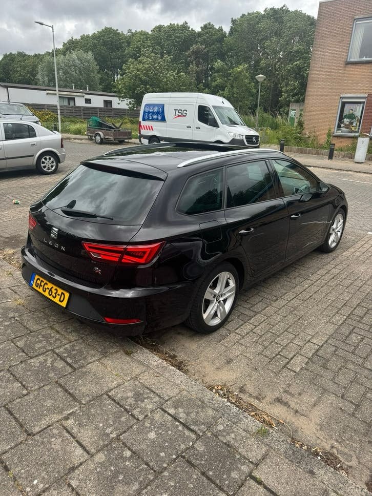 Seat Leon 2.0 TDI 150PK Dsg-7 2020 Zwart | PANORAMA DAK, 1325 kg, 4 cilinders, Leon, Zwart