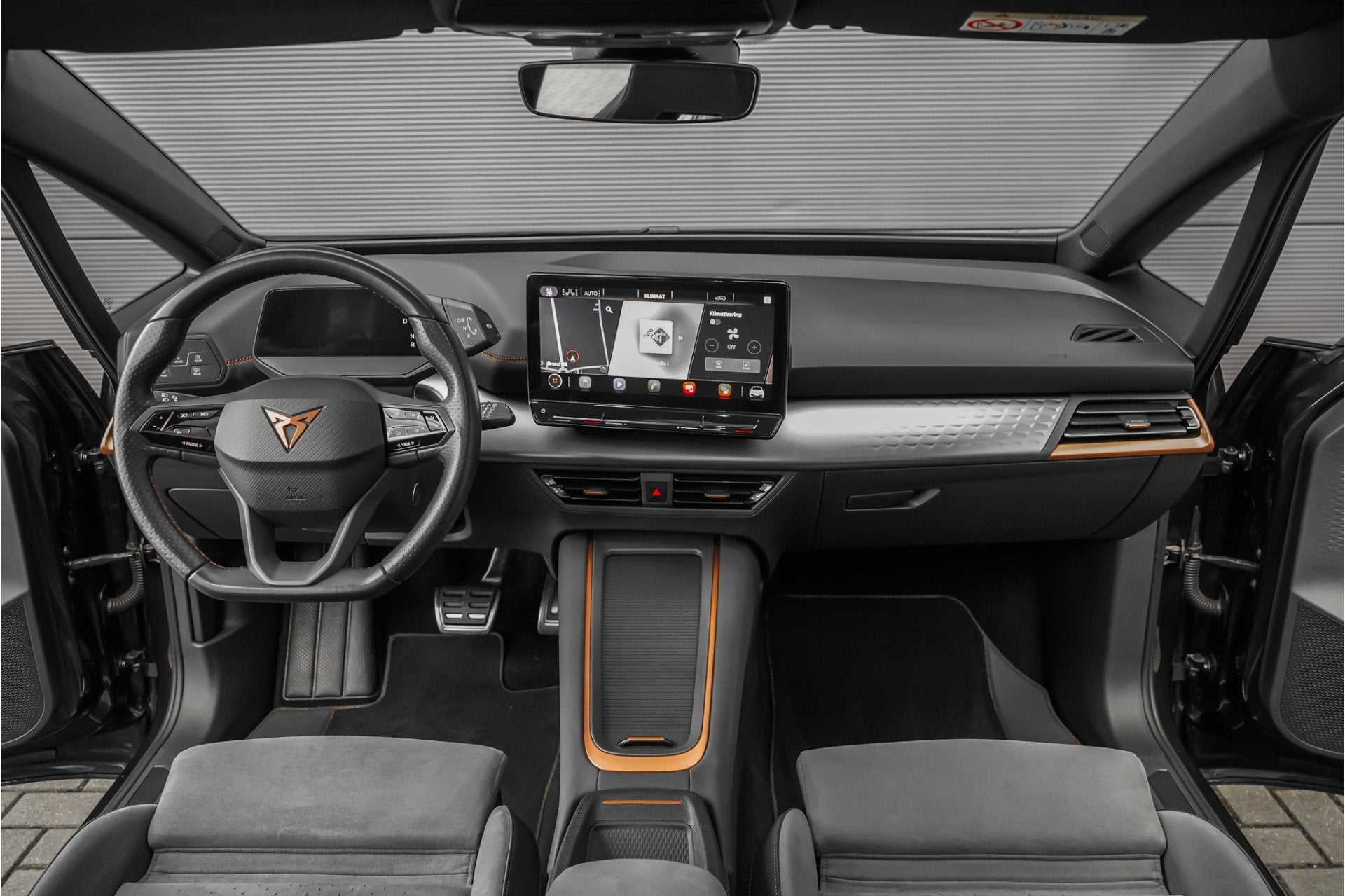 CUPRA Born 62 kWh Pano ACC Keyless Stoelmassage Camera, Auto's, Achterwielaandrijving, Gebruikt, Grijs, 204 pk