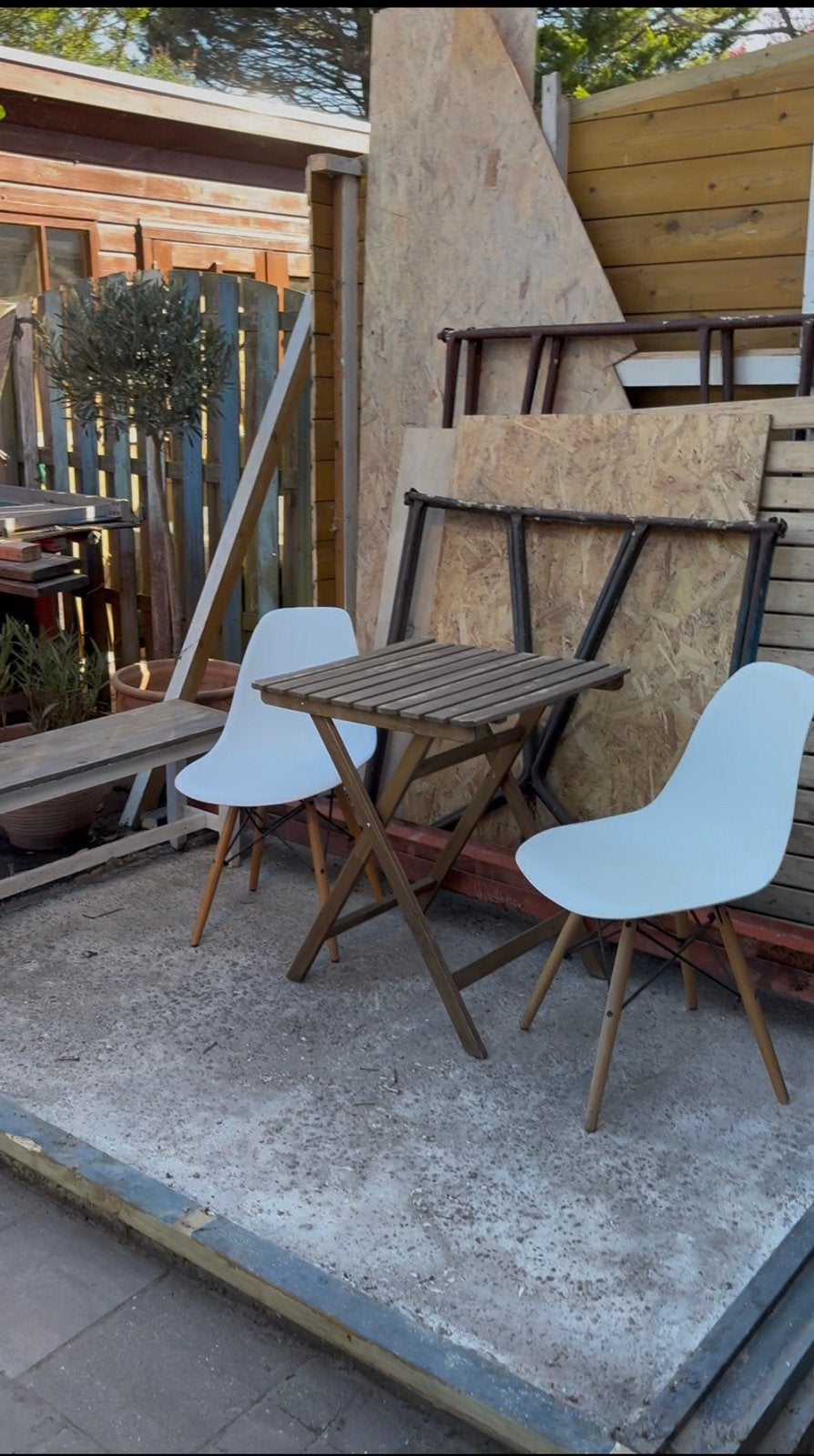 Twee witte kunstof stoelen met houten poot, Ophalen, Zo goed als nieuw, Wit, Twee