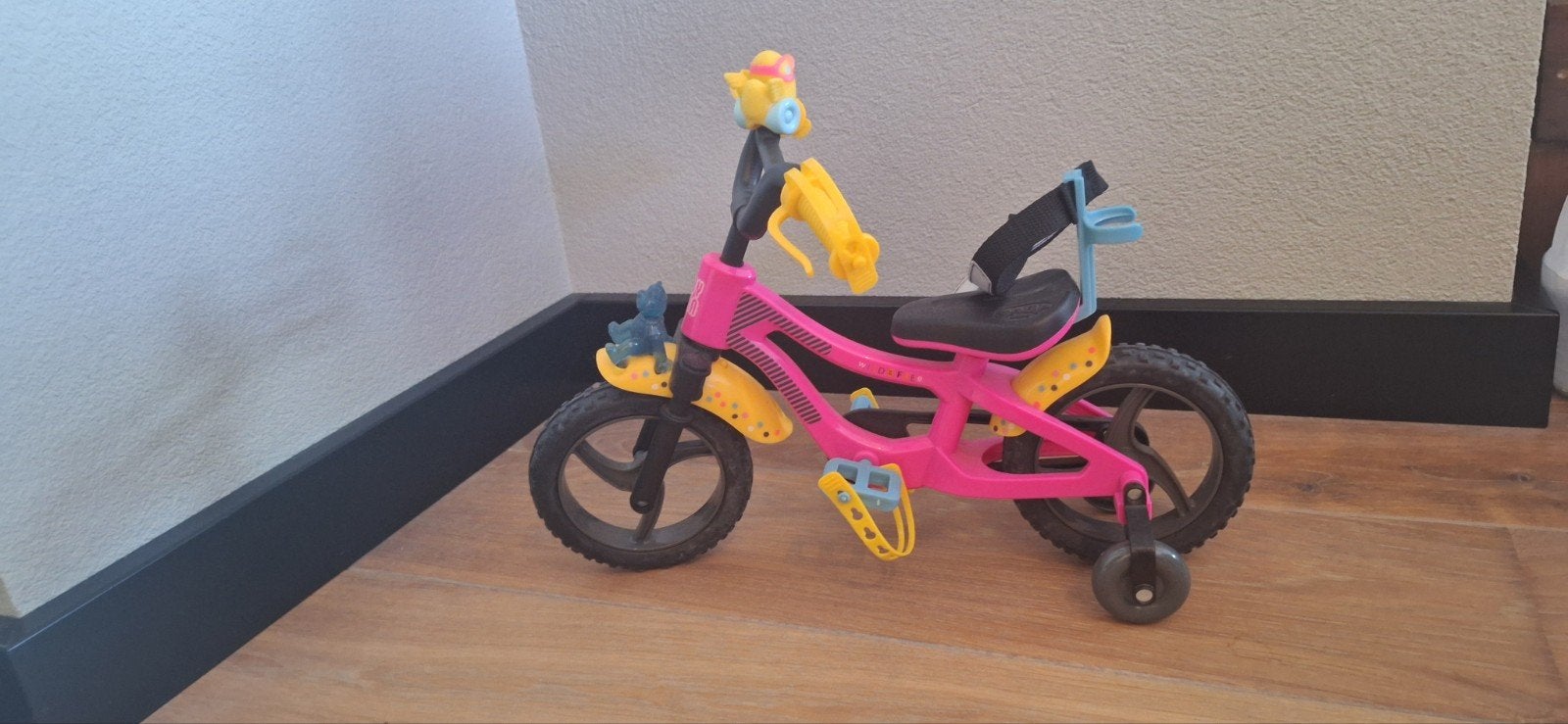 Roze babyborn kinderfiets met zijwieltjes en helm, Ophalen of Verzenden, Gebruikt, Overige typen