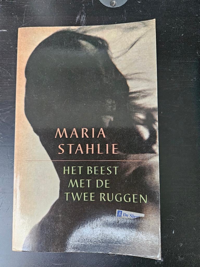Maria Stahlie - het beest met de twee ruggen, Ophalen of Verzenden, Gelezen