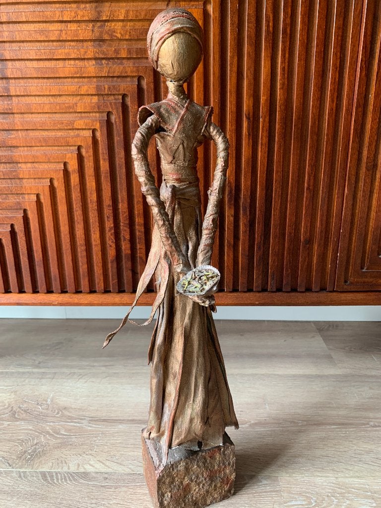 Uniek bronzen beeld van een vrouw met schaal, Beeld, Bruin, Vrouw, Modern