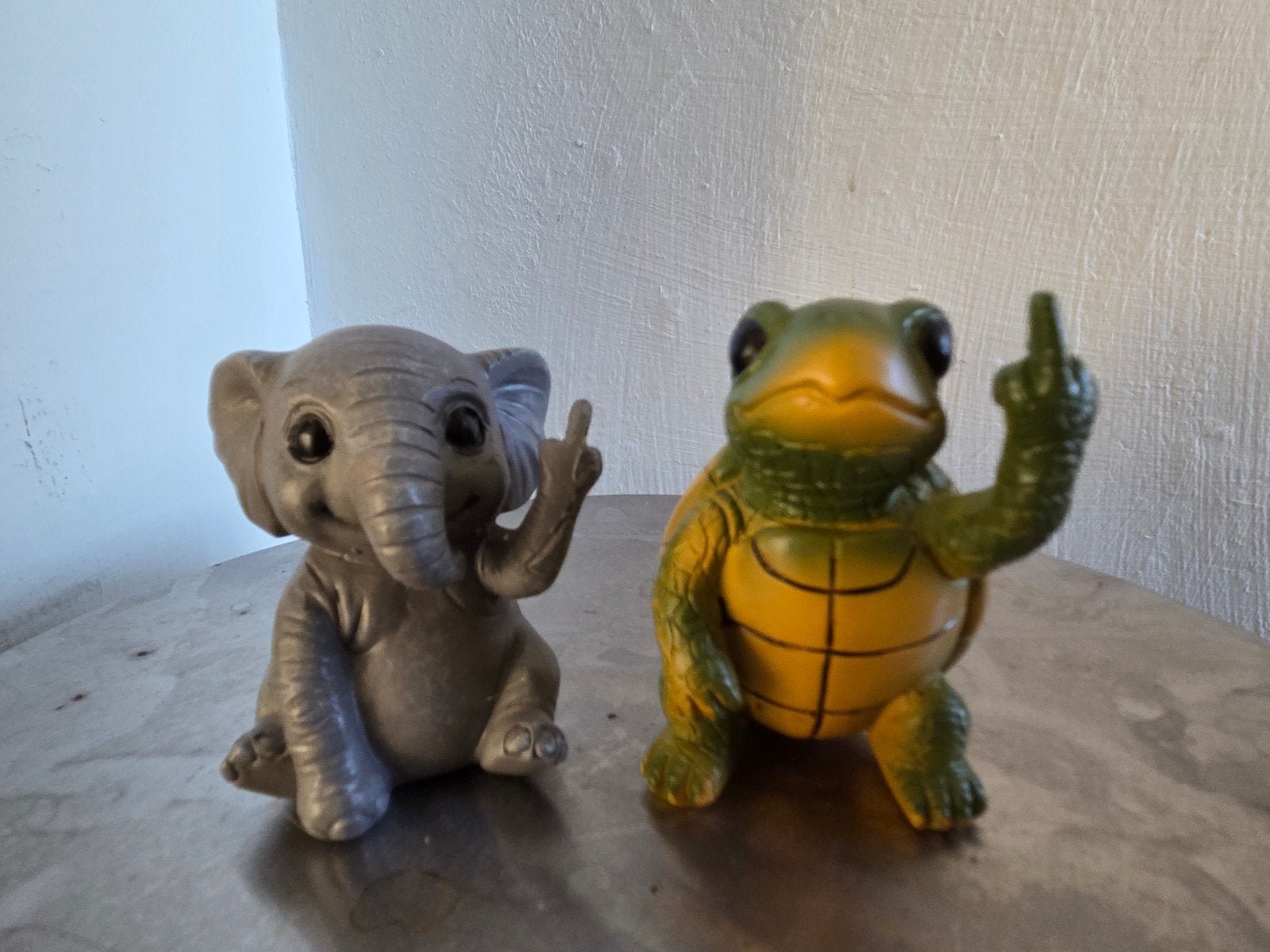 Grappige beeldjes: olifant en schildpad middelvinger, Verzamelen, Ophalen of Verzenden