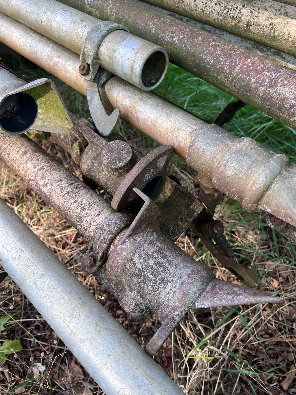 Oude irrigatiebuizen met sproeiers, Ophalen