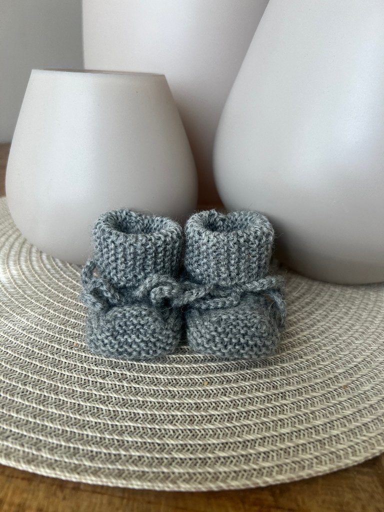 Babyslofjes: Licht Grijze Gebreide Baby Slofjes, Kinderen en Baby's, Slofjes, Jongetje of Meisje, Handgemaakt, Nieuw