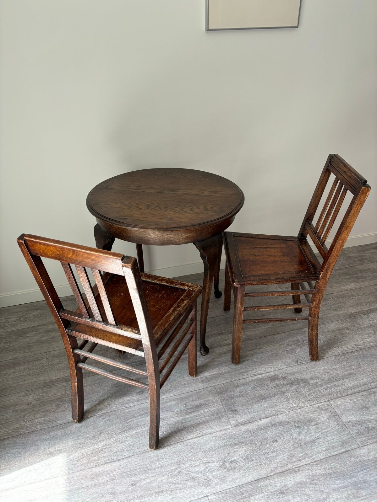 Antieke houten tafel met twee stoelen Klein midel, Ophalen