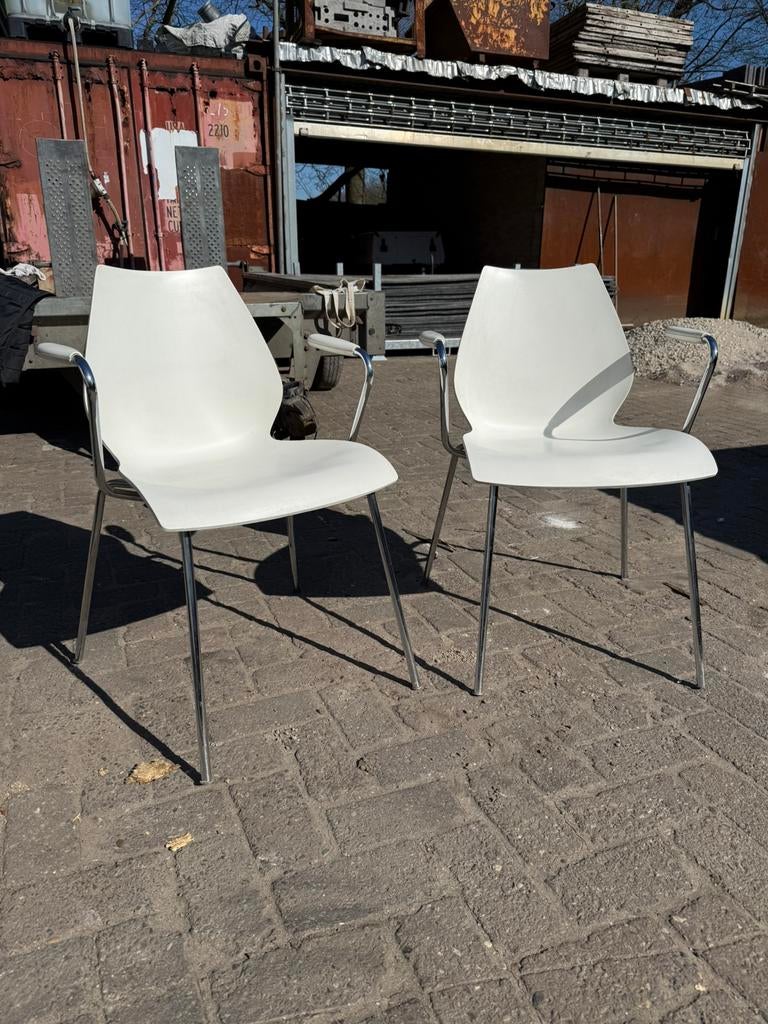 Kartell Maui stoel - wit met armleggers - 2 beschikbaar, Huis en Inrichting, Stoelen, Gebruikt, Twee, Kunststof, Metaal, Wit, Ophalen