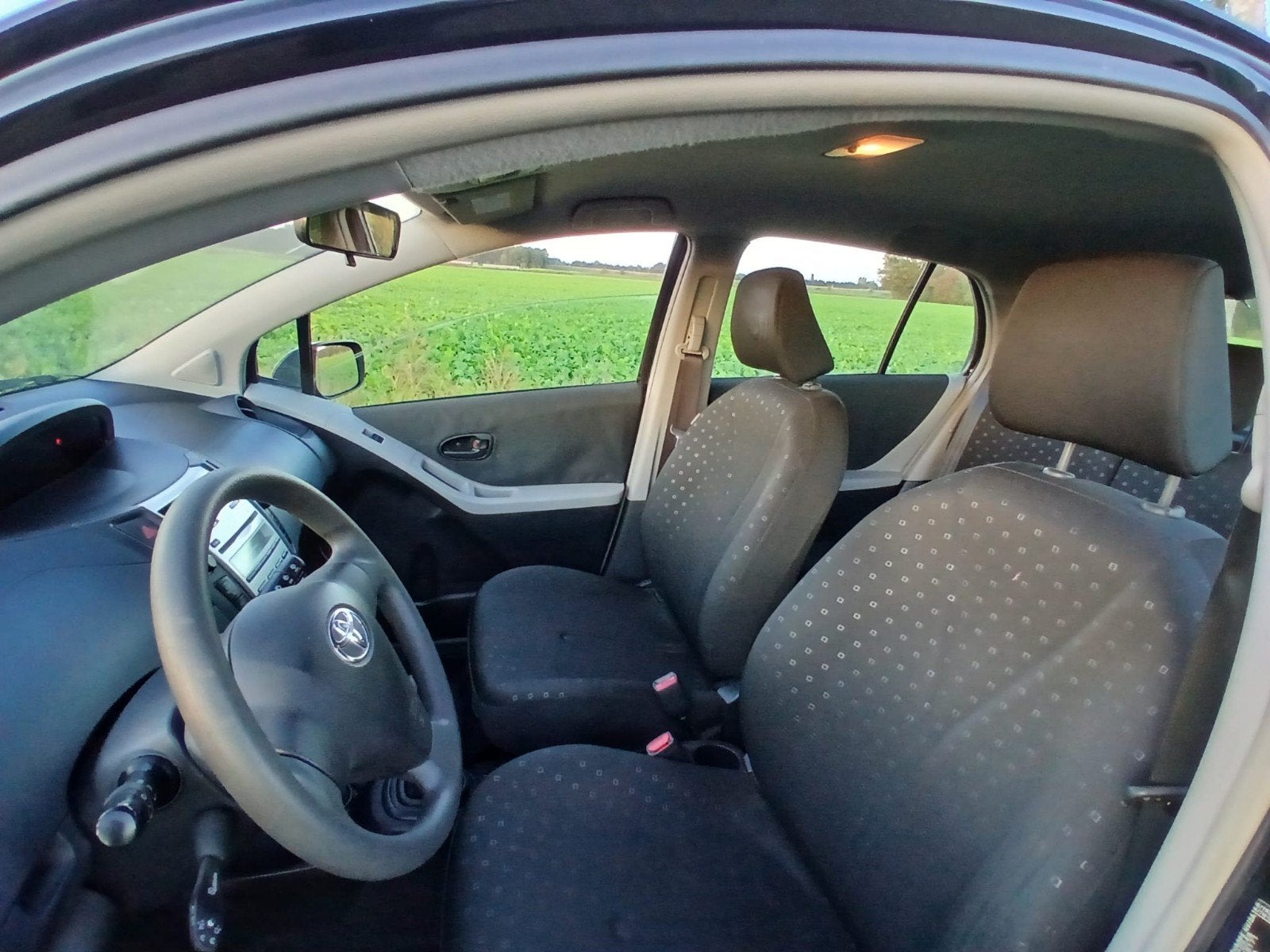 Foto 10 van Toyota Yaris 1.3 16V AIRCO 5 deurs NIEUW APK