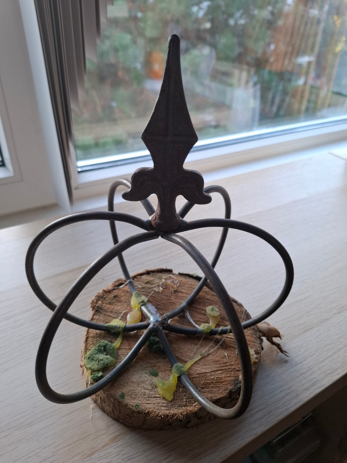 Decoratieve metalen kroon op houten voet, Ophalen of Verzenden, Metaal, Industrieel, Gebruikt