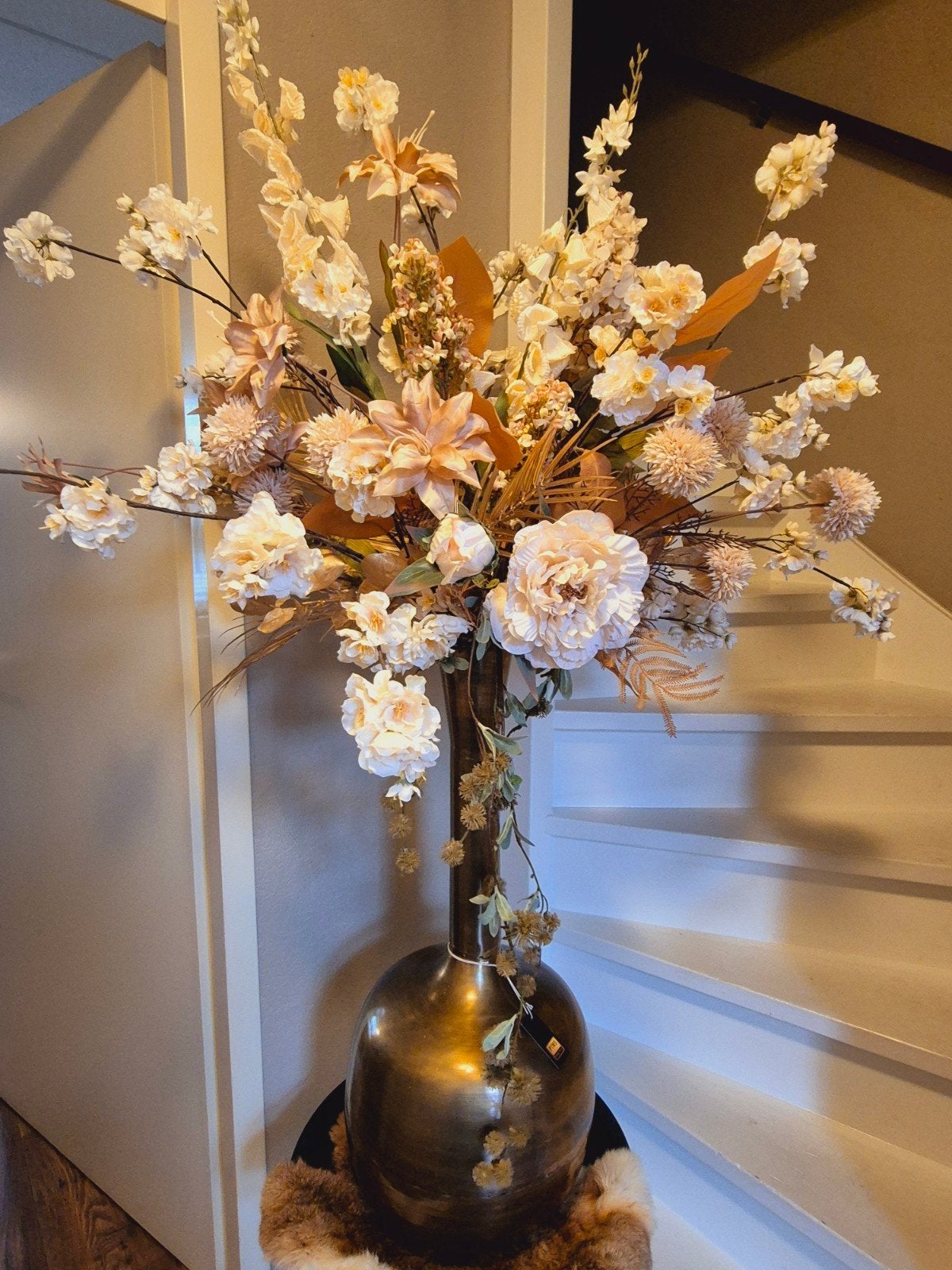hoge metalen vaas koper kleur van ptmd inclusief boeket, Huis en Inrichting, Woonaccessoires | Kunstplanten en Kunstbloemen, Ophalen