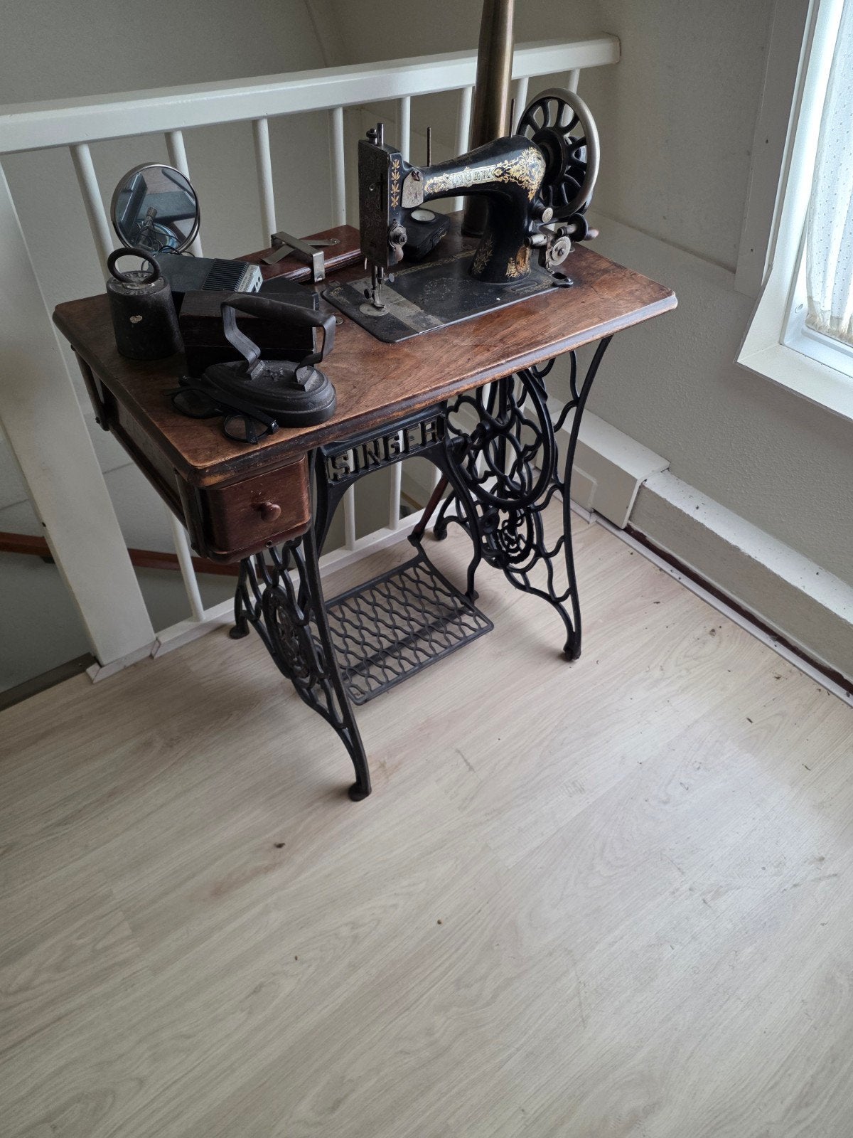 Oude trap naaimachine, Ophalen