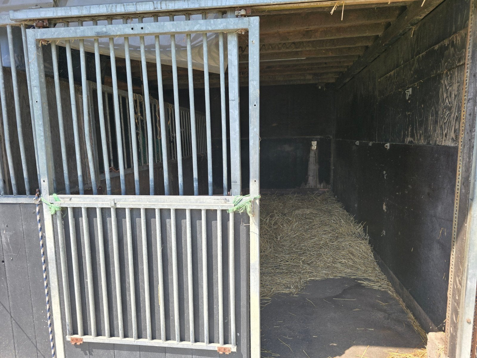 Paardenstal 3,5x5,5 m met uitloop deels stenen en deels zand, Weidegang, 1 paard of pony