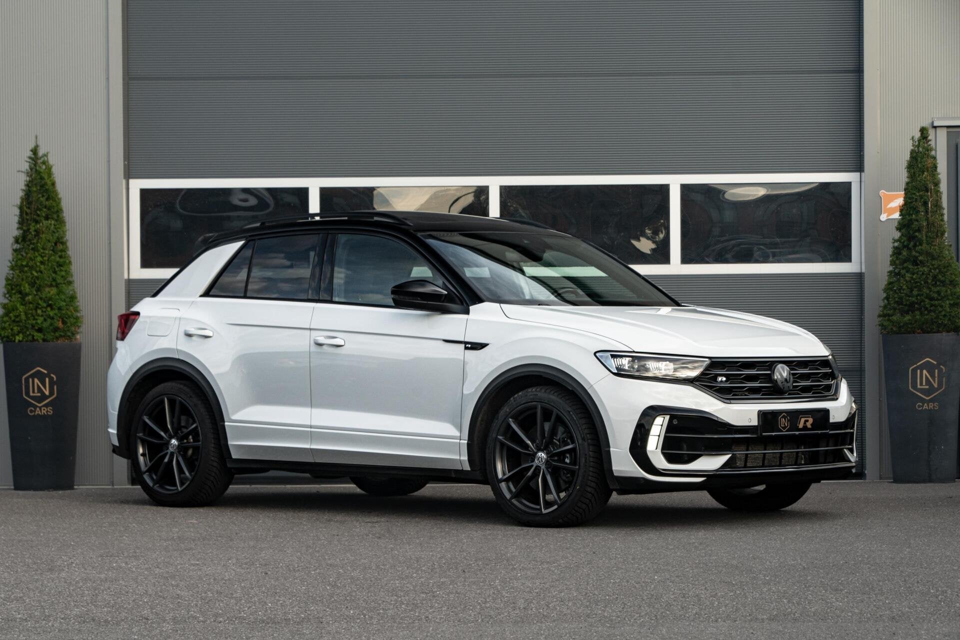 Volkswagen T-Roc 2.0 TSI 4Motion R|Akrapovic|DAB|Pano|ACC, Auto's, Automaat, Dealer onderhouden, Gebruikt, 4 cilinders