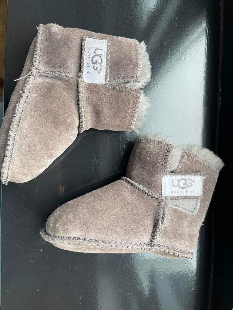 Uggs baby sloffen maat 20 grijs - Zo goed als nieuw, Kinderen en Baby's, Babykleding | Schoentjes en Sokjes, Ophalen of Verzenden