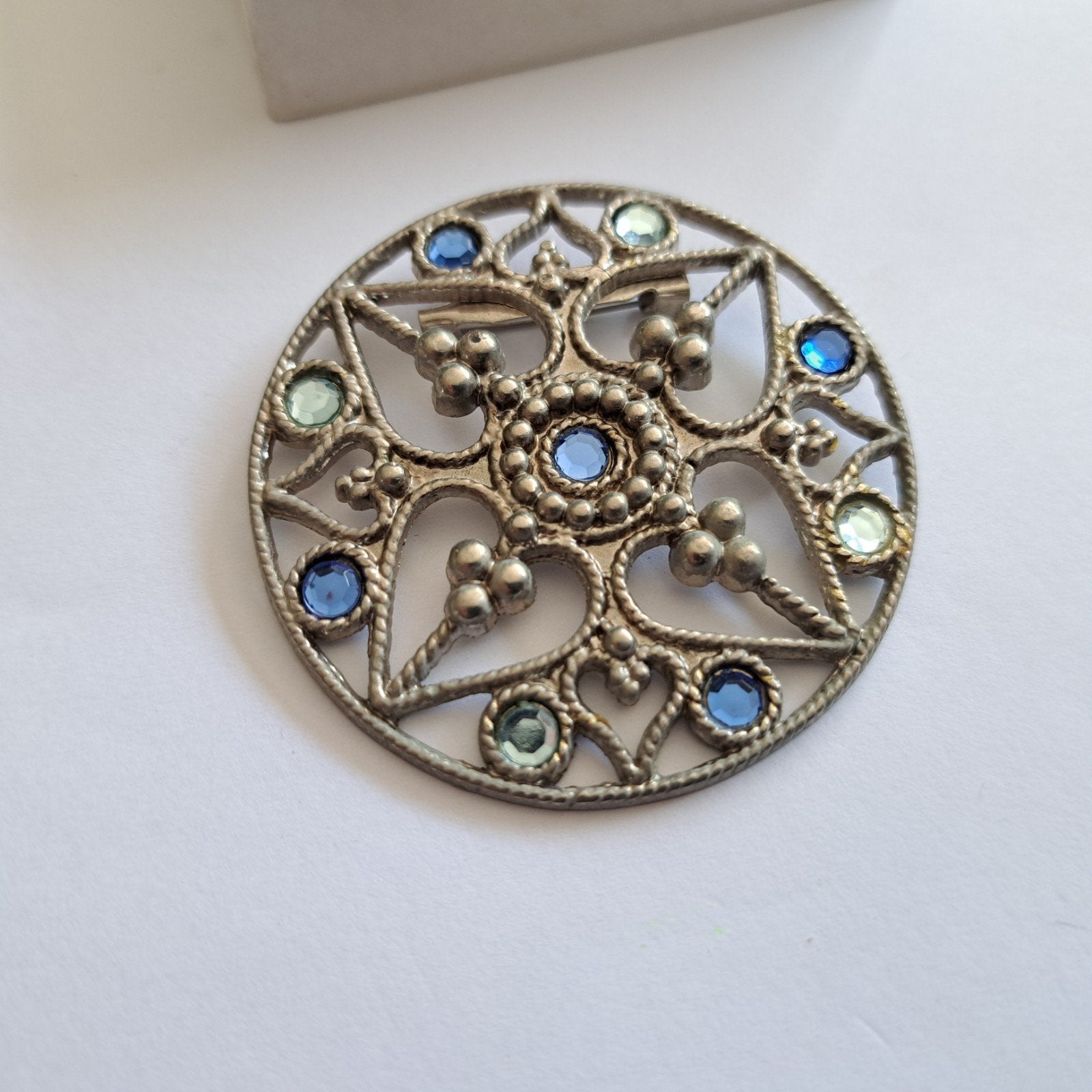Ronde broche met motief, Verzenden, Zilver, Overige materialen