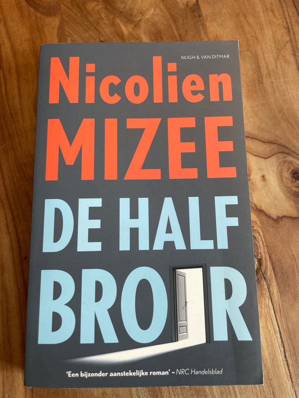 De Halfbroer - Nicolien Mizee (roman), Ophalen of Verzenden, Gelezen, Nederland