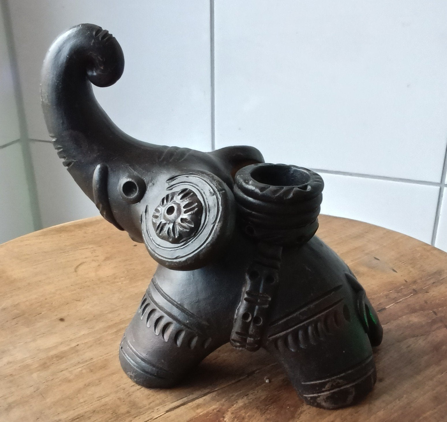 Olifant kandelaar uit India. Zwart Aardewerk., Antiek en Kunst, Antiek | Kandelaars, Ophalen of Verzenden