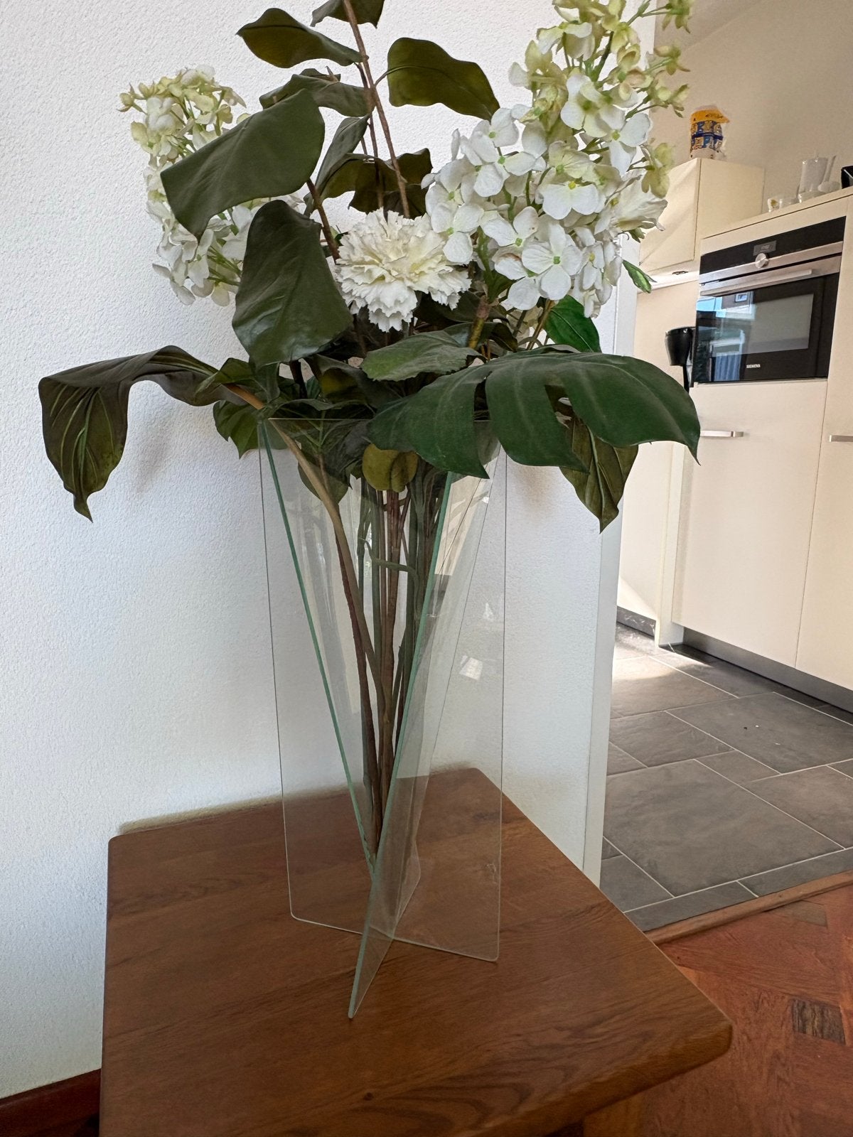 Plezi glazen vaas (met kunstbloemen), Transparant, Inclusief decoratie, Ophalen of Verzenden, Glas
