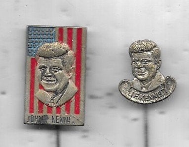 2 X JOHN F KENNEDY SPELDEN, Verzamelen, Ophalen of Verzenden, Gebruikt, Overige onderwerpen, Speldje of Pin