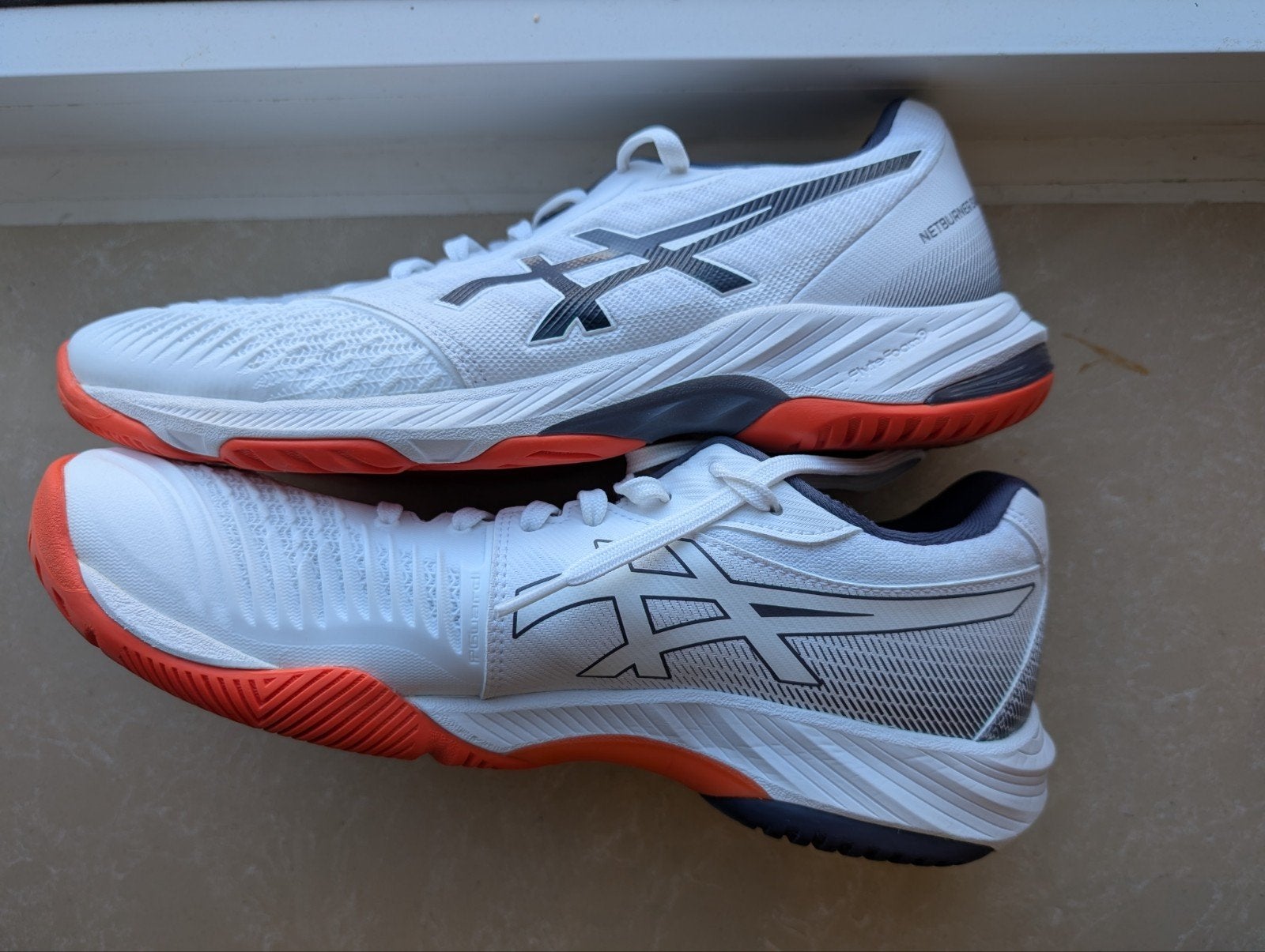 ASICS Netburner Ballistics FF3 size 44 in White+Orange, Ophalen of Verzenden, Zo goed als nieuw, Schoenen