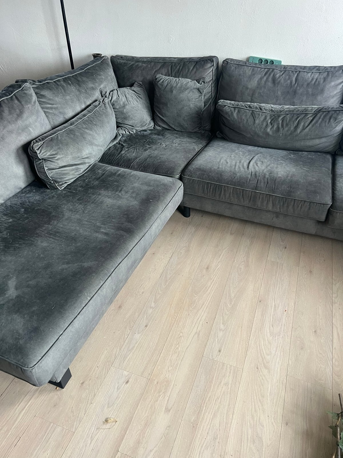 Grote groene velvet hoekbank met zwarte pootjes, Huis en Inrichting, Banken | Bankstellen, Ophalen, 250 tot 300 cm, Gebruikt, 100 tot 125 cm