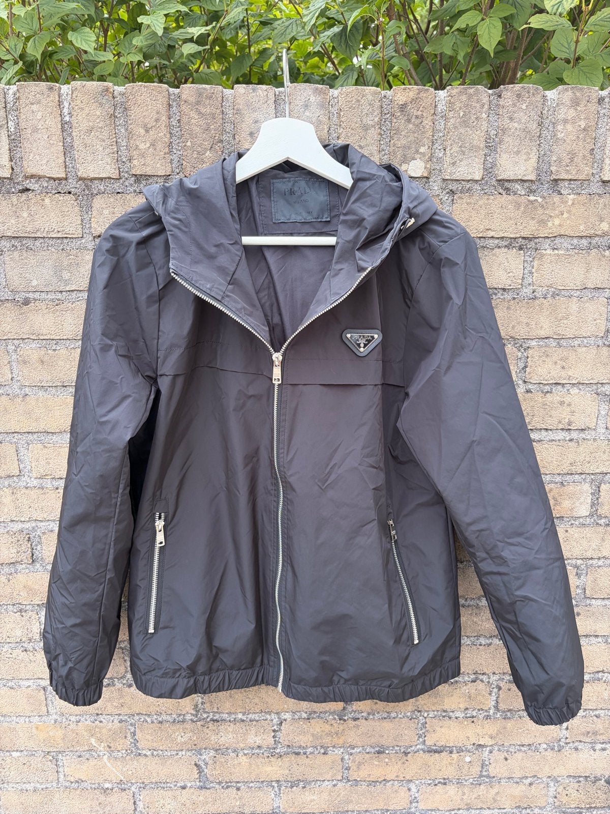 Prada Milano Zwarte Windjack met Capuchon, Ophalen of Verzenden, Zo goed als nieuw, Maat 38/40 (M), Zwart