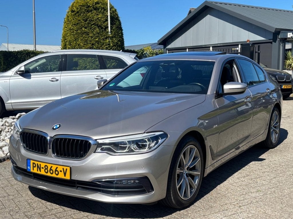 BMW 5 Serie 520i High Exe 2017 Schuifdak Dealerauto Trekhaak, Auto's, Automaat, 1998 cc, Gebruikt, 2000 kg